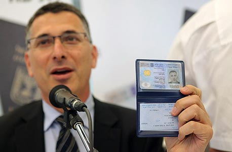שר הפנים גדעון סער, מחזיק בתעודת זהות חכמה, צילום: עמית שעל