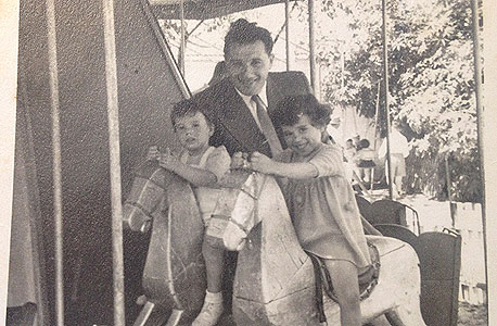 1951. שמואל שניצר, בן שנתיים (משמאל), עם אביו משה ואחותו חנה, בת ארבע, בלונה פארק בתל אביב