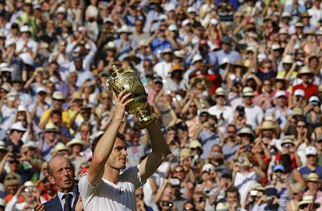אנדי מארי מניף את גביע ווימבלדון. "אירוע רגשי עבור כל הבריטים"