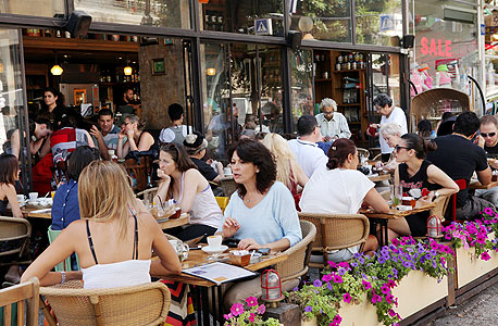 בית קפה בדיזנגוף, תל אביב. ציון כהן משטראוס: "בסוף השנה ייתכן שנרגיש את המשבר"