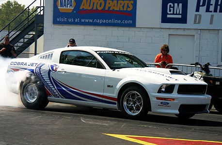 פורד מוסטנג קוברה ג'ט. כוח סוס: 400. התוספות: מנוע שמונה בוכנות ותיבה ידנית ספורטיבית