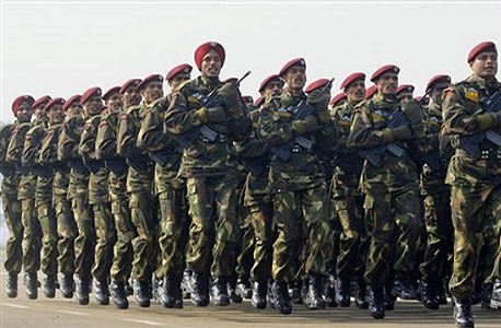 חיילים בצבא הודו. עד 2020 ההוצאות הצבאיות של הודו יהיו במקום הרביעי בעולם בגודלן