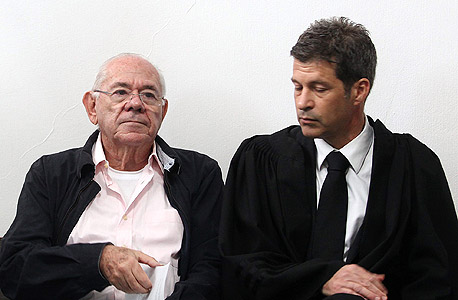 עו"ד איתן מעוז (מימין) ודן כהן בבית המשפט. "הוא לא התערב בניהול המו"מ", אומר מעוז על הנאשם, צילום: אוראל כהן