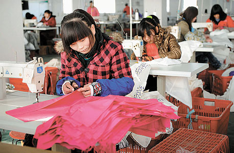 תופרות במפעל בפריפריה הסינית. "הצעירים שם עדיין עובדים קשה מאוד, ולא גדלים בתחושה שהכל מגיע להם" 