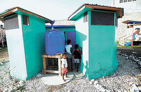 שירותים עם מתקן ביו־דייג’סטר בפורט־או־פרינס, האיטי. המתקן אוסף את הצואה ומייצר ממנה גז מתאן