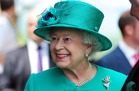 בריטניה: השכר הממוצע מדשדש - המשכורת של המלכה דווקא עולה