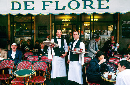פריז צרפת מלצר מלצרים פנסיה מסעדה בית קפה 