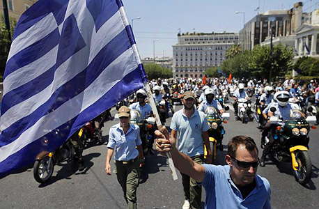 יוון, מפגינים על תוכנית הקיצוצים שכוללת שינויים בפנסיה