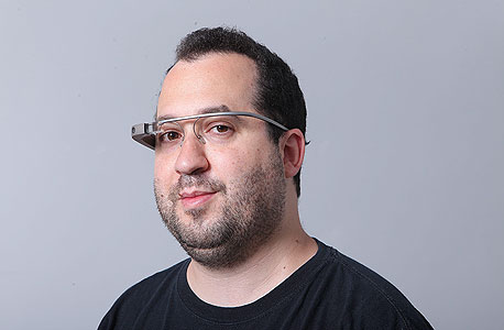 כתב "כלכליסט" הראל עילם עם המשקפיים של גוגל 