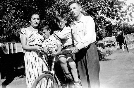 1952. בני לנדא, בן שש (משמאל), עם אחיו שאול, בן 12, והוריהם אשר וזלטה באדמונטון, קנדה