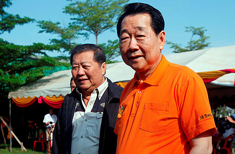 דנין צ'ראבאנונט (מימין). האיש העשיר בתאילנד לפי דירוג "פורבס" והונו מוערך ב־12.6 מיליארד דולר