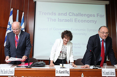מימין ליאו ליידרמן קרנית פלוג יעקב פרנקל בפאנל על כלכלה בינלאומית, צילום: עמית שעל