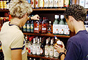 נערים קונים אלכוהול (ארכיון), צילום: גדי קבלו