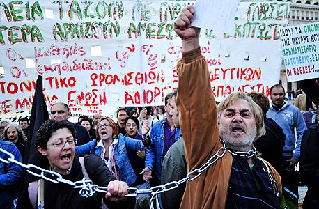 יוונים מפגינים באפריל 2010 נגד הסכם החילוץ. כיום מצבה של יוון גרוע יותר 