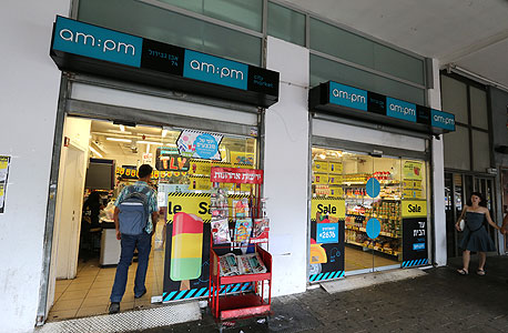 סניף am:pm בתל אביב. לרשתות משתלם לפתוח את החנות ולספוג את הקנס, צילום: צביקה טישלר