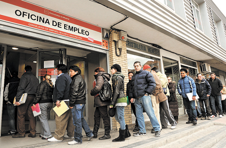 מובטלים במדריד , צילום: בלומברג