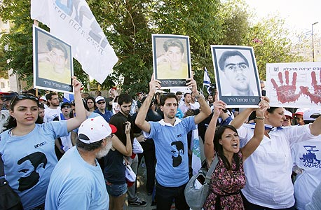 הפגנות נגד שחרור אסירים. אף שר לא אזק את עצמו לשולחן בישיבת הממשלה