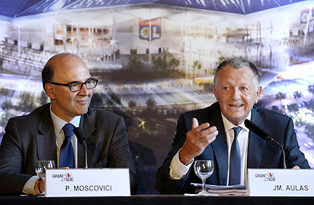 ז'אן מישל אולאס, נשיא ליון, עם שר האוצר הצרפתי פייר מוסקוביצ'י . עלות המבנה: יותר מ-400 מיליון יורו