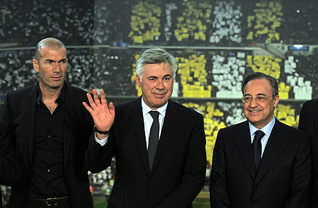 פלורנטינו פרס(מימין), אנצ'לוטי וזידאן. "רוצה שעוזר המאמן יהיה טוב יותר מהמאמן"