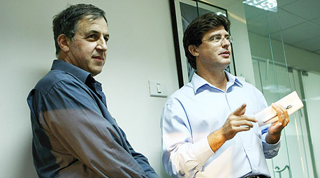 מימין: אריה אופנר, מנכ"ל CA ישראל, ועזי כהן, מנכ"ל יוריקיפיי, צילום: עמית שעל