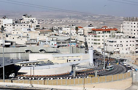 מחסום שועפאט, מזרח ירושלים, צילום: עטא עוויסאת