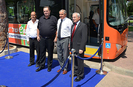 מימין: מיכאל נגר, ישראל כץ ושמואל רפאלי בטקס חניכת האוטובוס החשמלי של החברה