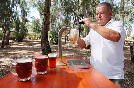 דוכן הבירה של שלמה טויטו. עד 1,200 שקל ל-50 אורחים, צילום: עמית שעל