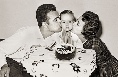 עוזי בלומר, בן יחיד, חוגג יום הולדת שנתיים עם הוריו קרולינה וראובן בביתם ברמת גן, 1963