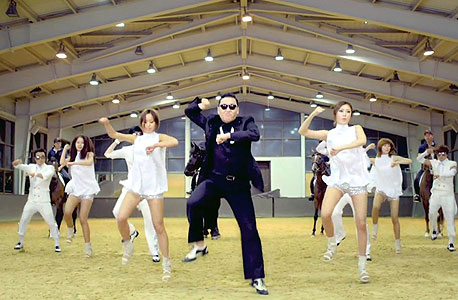 Psy מבצע את ה"גנגנאם סטייל". ברגר: "הריקוד היה כמו לחיצת יד סודית" 