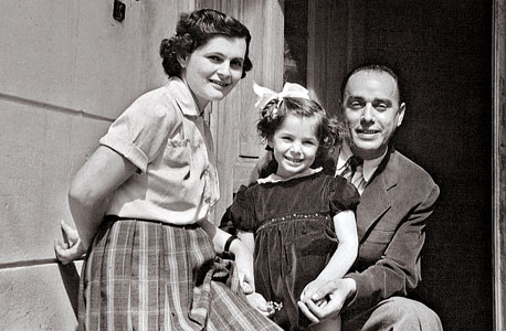 קורינה שלסינגר, בת יחידה, בת ארבע, עם הוריה איסיה ופויקה, בוקרשט, 1955 