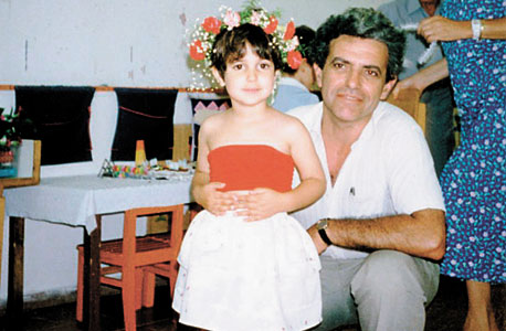 יעל בורוכוב, בת יחידה, ביום הולדת ארבע בגן עם אביה נסים, תל אביב, 1989 