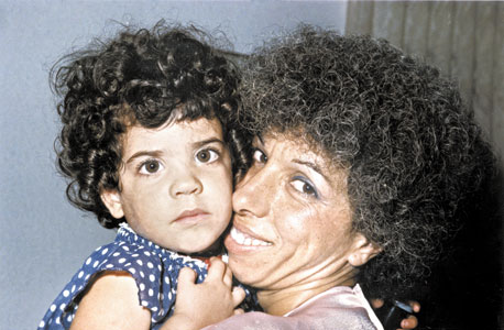 נעה באסל, בת יחידה, בת שנתיים, עם אמה מרים, רחובות, 1985 