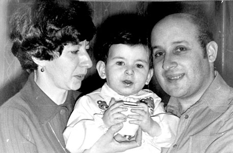 סופי שולמן, בת יחידה, בת שנתיים, עם הוריה בוריס וגליה, סנט פטרבורג, 1978 