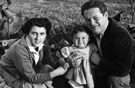 אמיליה (מלכה) ענבל, בת יחידה, בת שלוש, עם הוריה ניקו ואני, בוקרשט, 1958