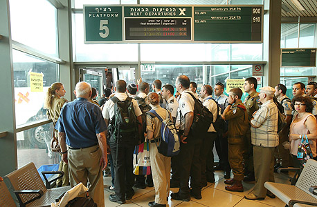נוסעים ממתינים לקו של אגד, צילום: אלעד גרשגורן