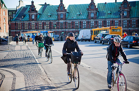 רוכבי אופניים בקופנהגן, בירת דנמרק. חופשת לידה נדיבה, צילום: בלומברג