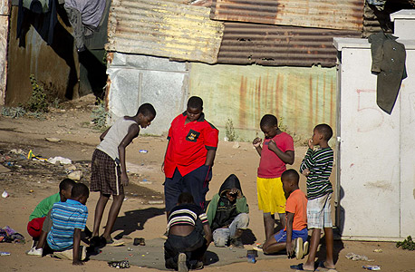 משכנות עוני ליד יוהנסבורג, דרום אפריקה