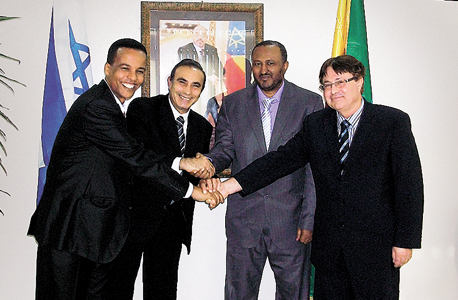 מנכ"ל עשת דורון עוז (מימין) בעת חתימת ההסכם עם ממשלת אתיופיה