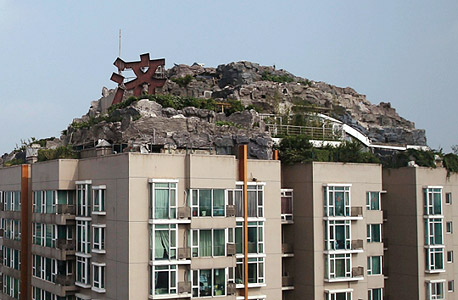 תושב בייג&#39;ינג בנה ארמון בראש בניין מגורים, בניגוד לחוק