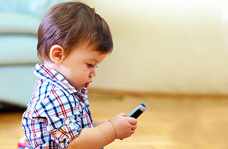 ילד עם מכשיר סלולרי. סמל סטטוס