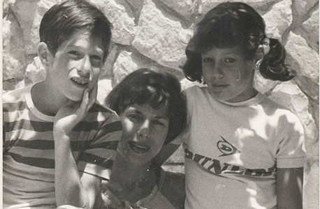 ערן תור, בן תשע (משמאל), עם אחותו יעל, בת שש, ואמם איילה בביתם ברמת השרון