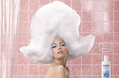 פרסומת לשמפו. הקצף לא תורם לניקוי השיער, אבל משמש כגמול כי הוא מעניק תחושה של ניקיון