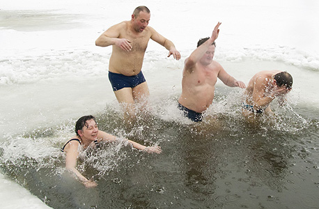 טבילה במי קרח. הלם קור, צילום: שאטרסטוק