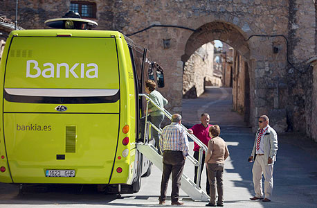 אוטובוס שמשמש סניף של בנק בנקיה הספרדי, צילום: רויטרס