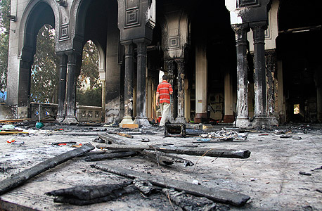 בניין שרוף בקהיר, צילום: איי פי