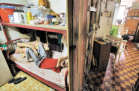 בית קוביות. חלל זעיר של 10-3 מ"ר שמאכלס משפחות שלמות, צילום: רויטרס