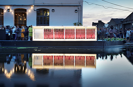 הקולנוע הצף. יוזמה עירונית שנועדה למשוך תשומת לב ציבורית לתעלות המים של מזרח לונדון, צילום: ג