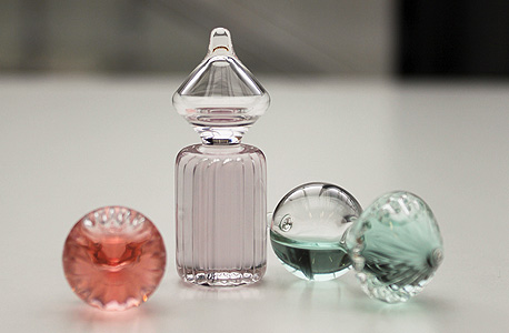 ה"צילום": בקבוקוני תמצית שמופקים במעבדה ומשחזרים את הריח