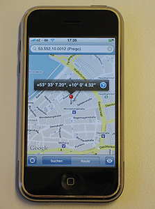 אפשר לאתר את מיקום המשתמשים גם ללא GPS, בדיוק של עד 10 מטר. יישום מפות של גוגל באייפון