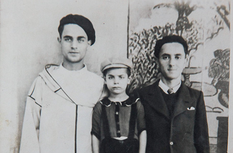 בן שמחון כילד במרוקו, עם אביו ודודו עמרם, צילום: אבישג שאר ישוב